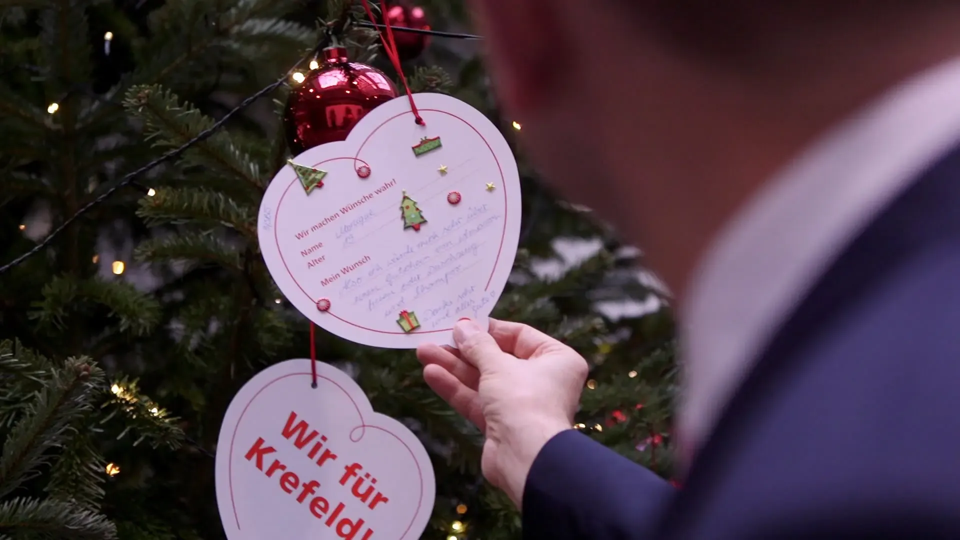 Anhänger am Wunschbaum bei der Aktion Wunschbaum