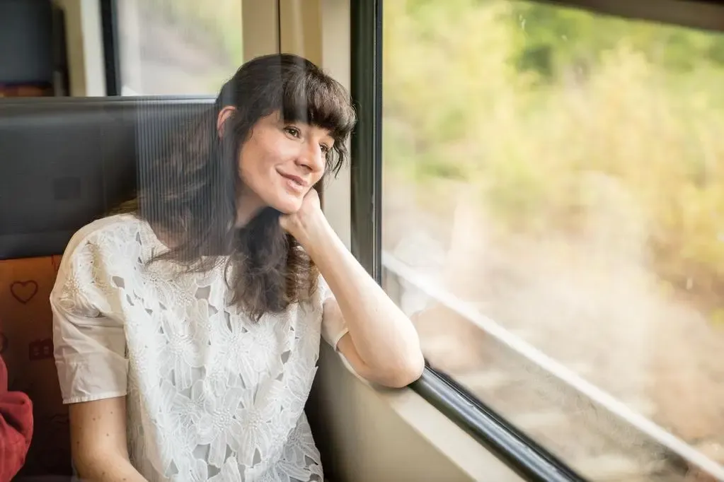 Junge Frau im Bus schaut aus dem Fenster