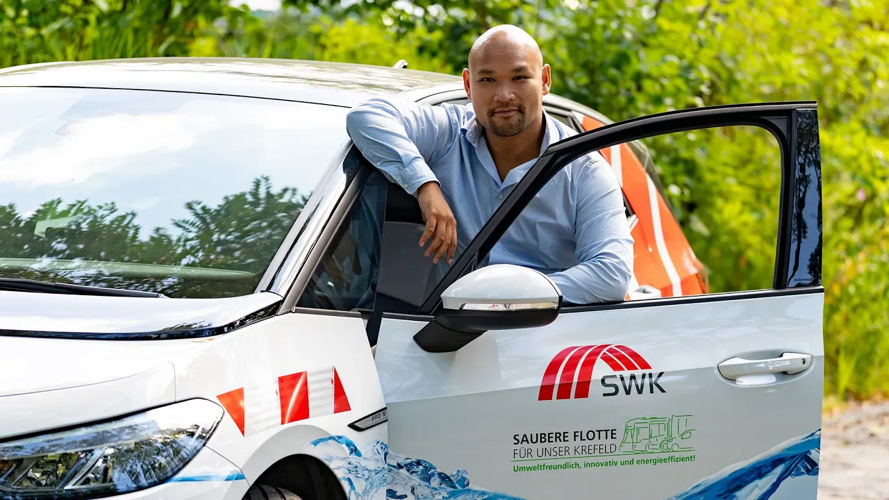 SWK-Energieberater Philipp Dinh im SWK-Auto