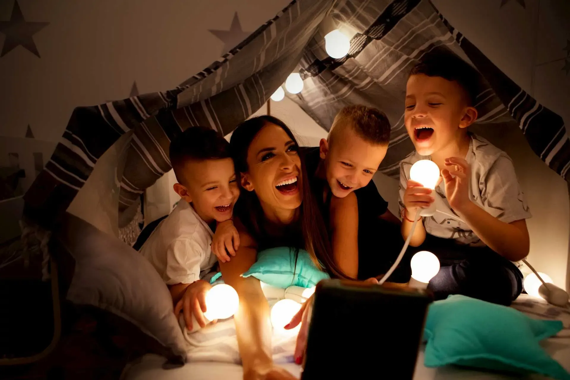 Familie spielt mit Glühbirnen