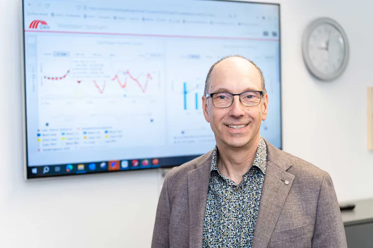 Leiter SWK Energiemanagement Andreas Benz im Profil vor TV-Bildschirm