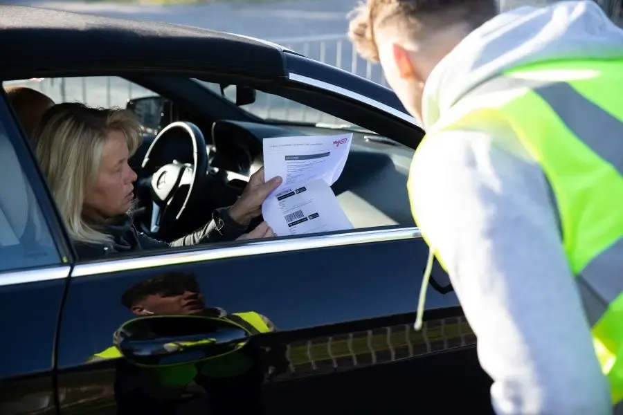 Ticketkontrolle beim Autokino