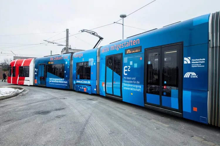 Straßenbahn der SWK in blauem Hochschul-Design