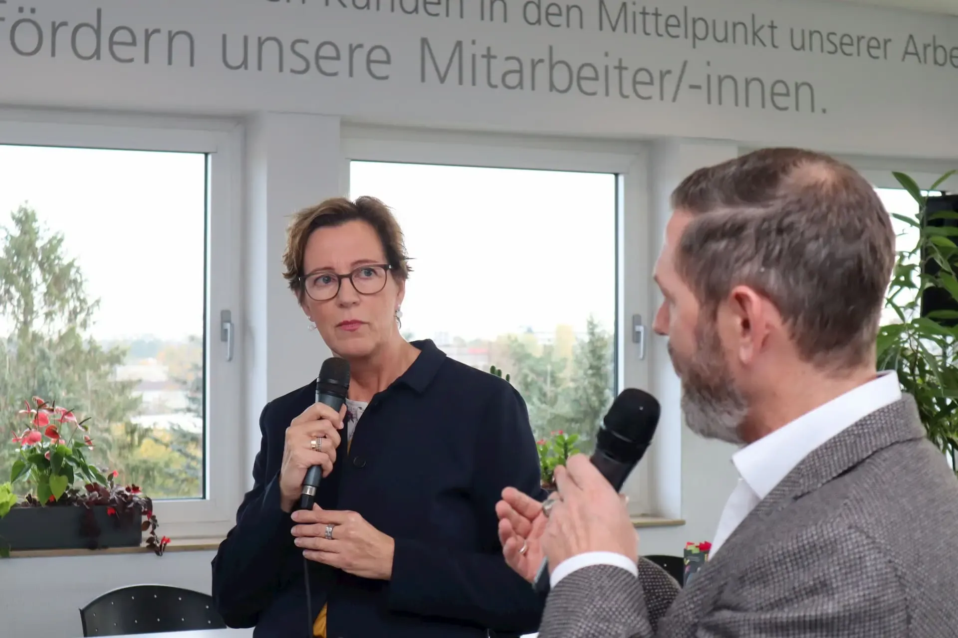 Michael Paßon führt ein Interview