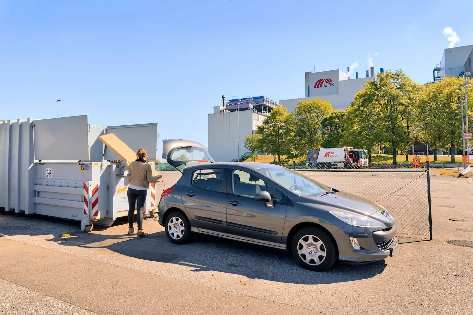 Privatfahrzeug am Wertstoffhof der EGK