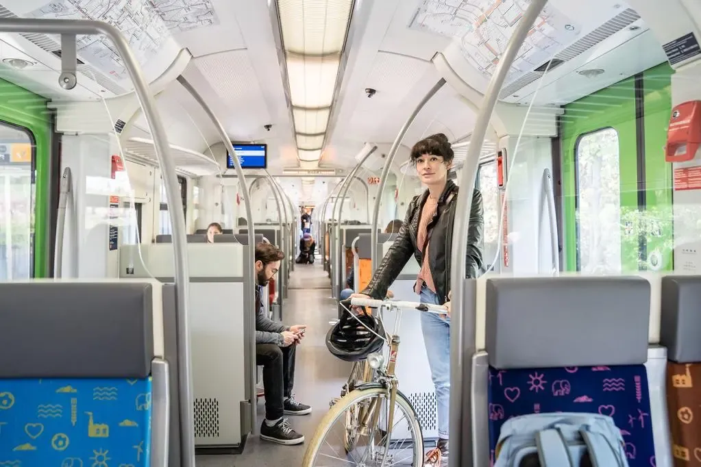 Frau mit Fahrrad in der Bahn