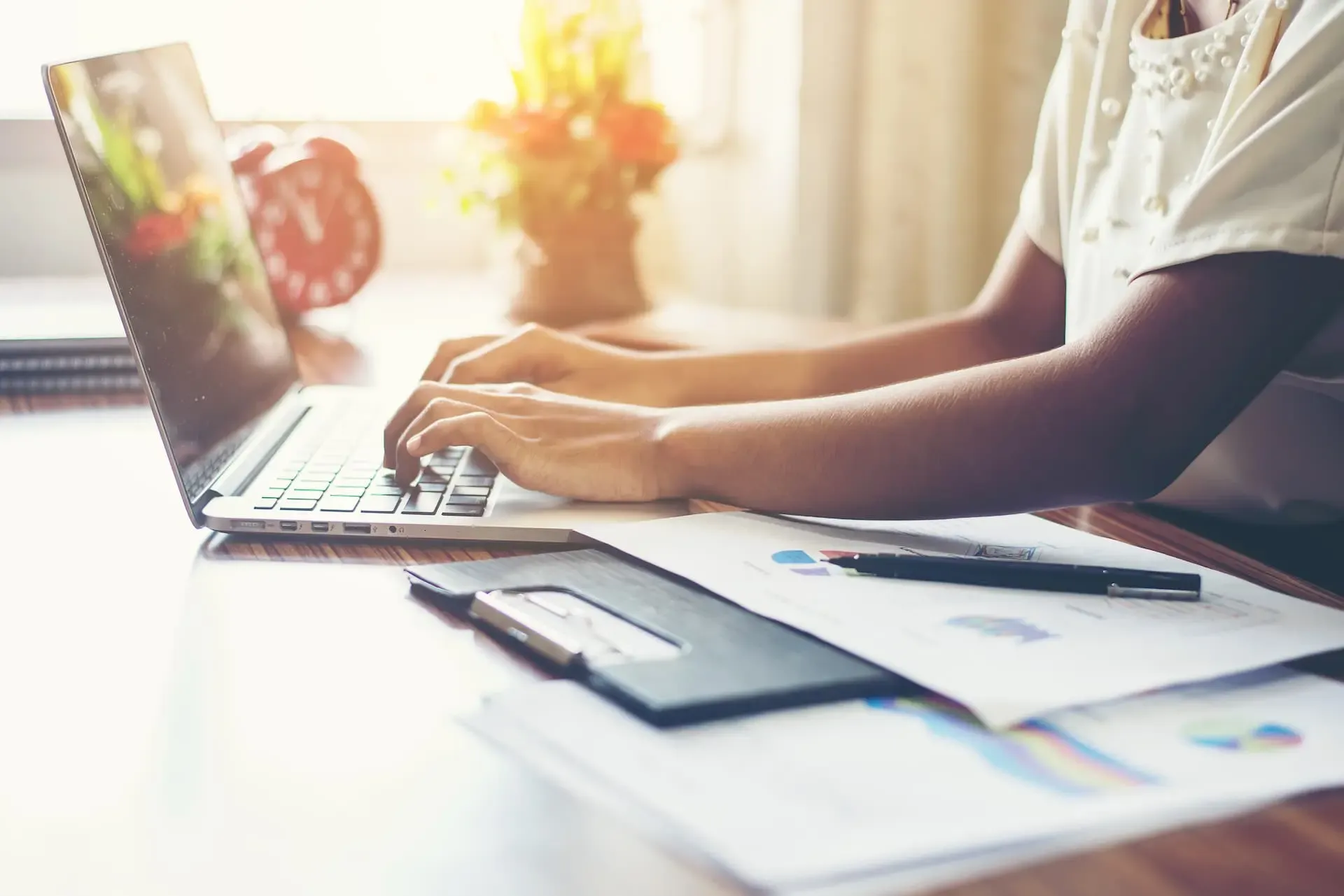 Mitarbeitender der SWK sitzt im Homeoffice am Laptop