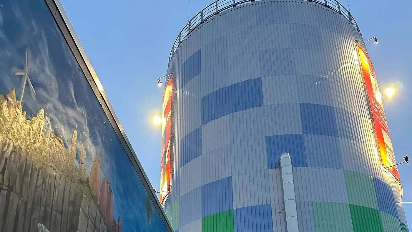 Fernwärmespeicher der SWK in Krefeld bei Abenddämmerung