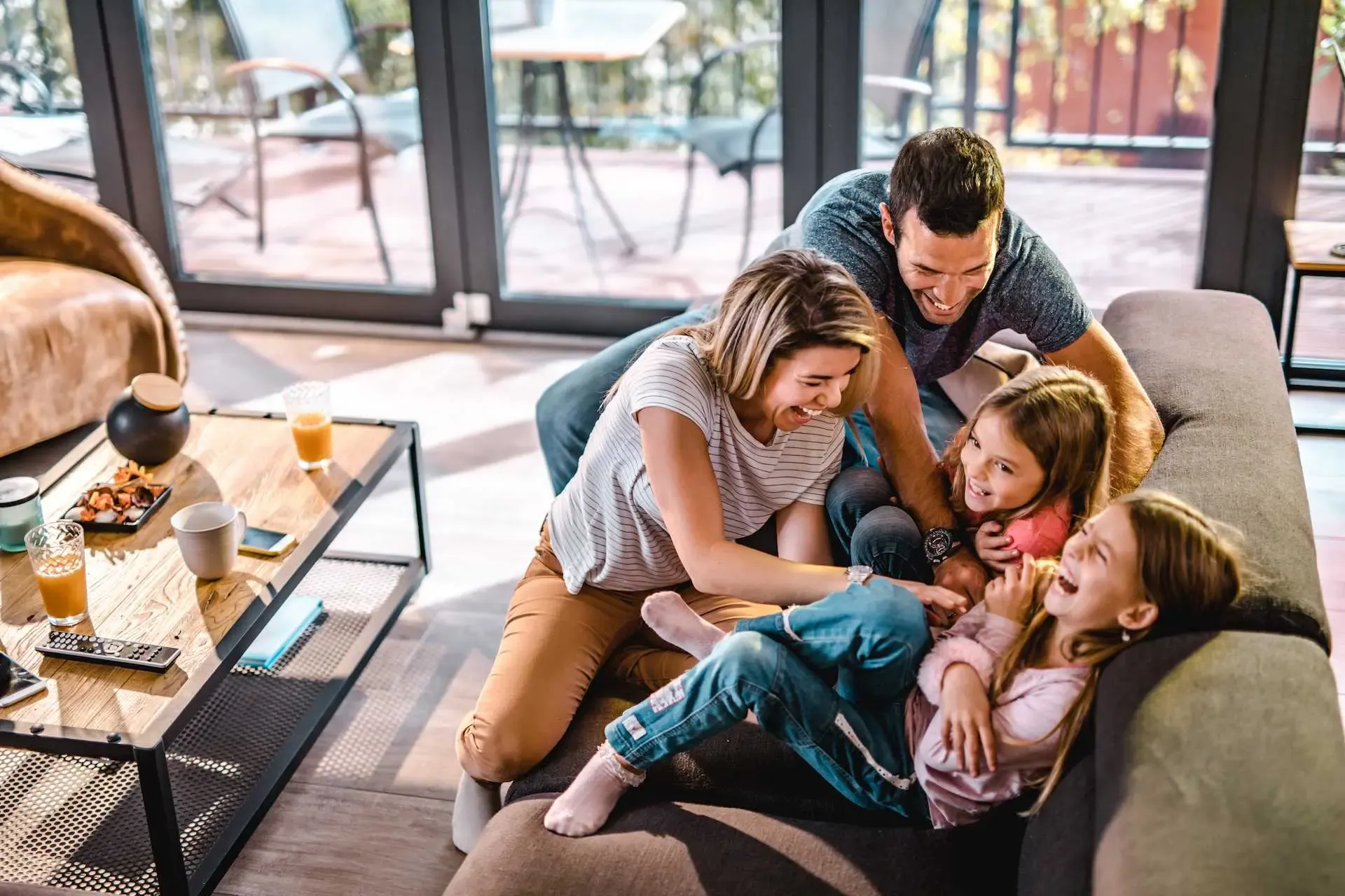 Familie tobt auf der Couch