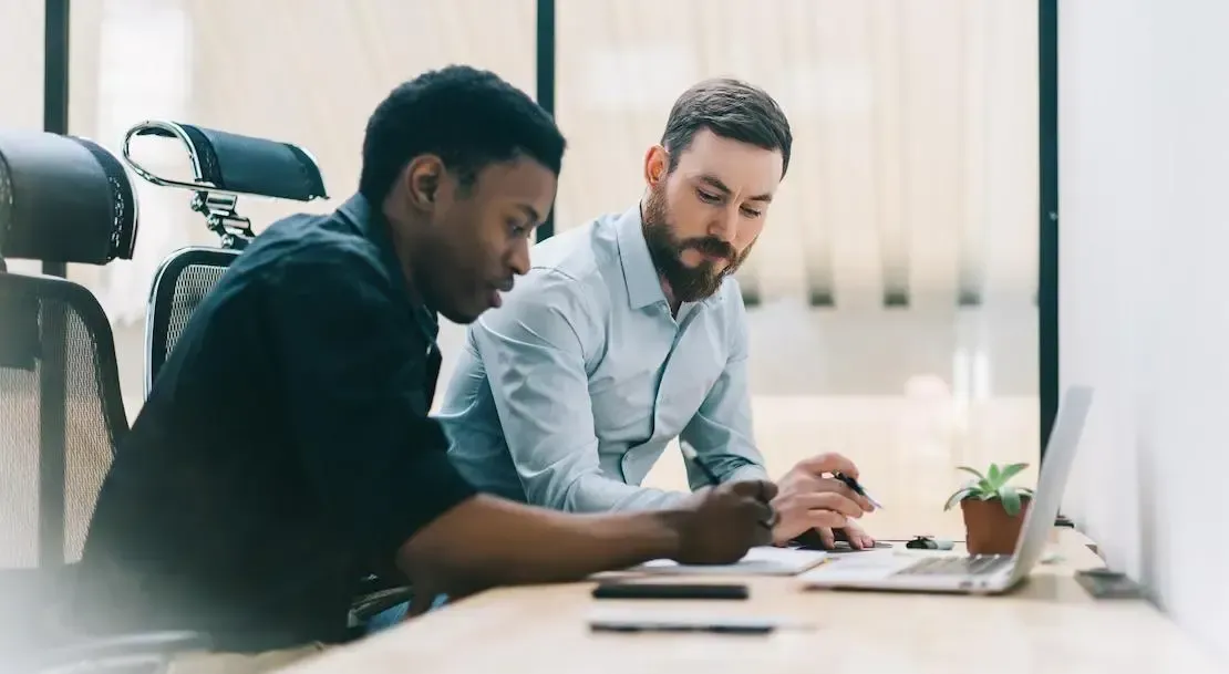 Zwei Männer in einer Besprechung