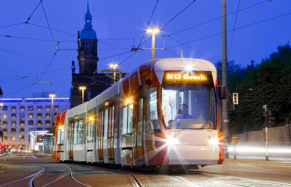 Straßenbahn Linie 041 am Krefelder Hauptbahnhof
