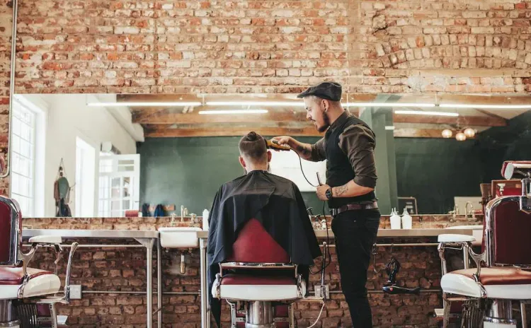 Mann beim Friseur bekommt neuen Haarschnitt