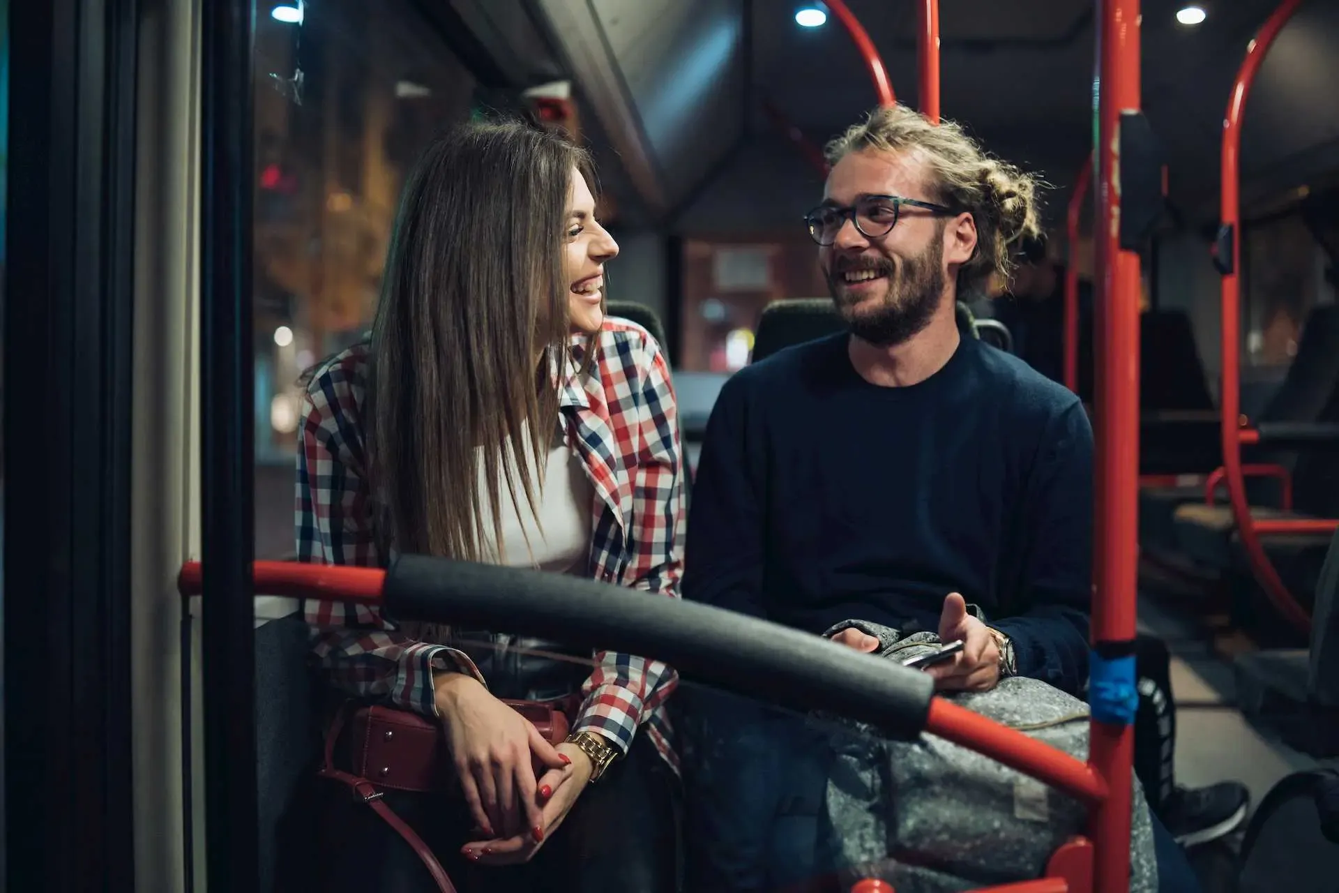 Mann und Frau sitzen im Bus