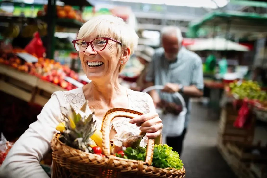 Frau kauft auf dem regionalen Markt ein