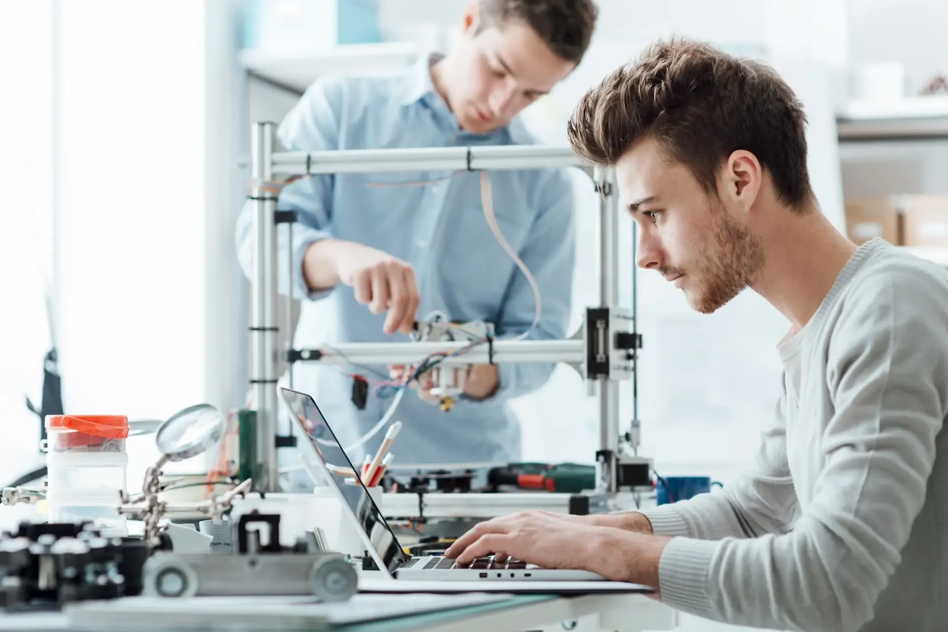 Zwei Herren arbeiten an innovativen Projekten