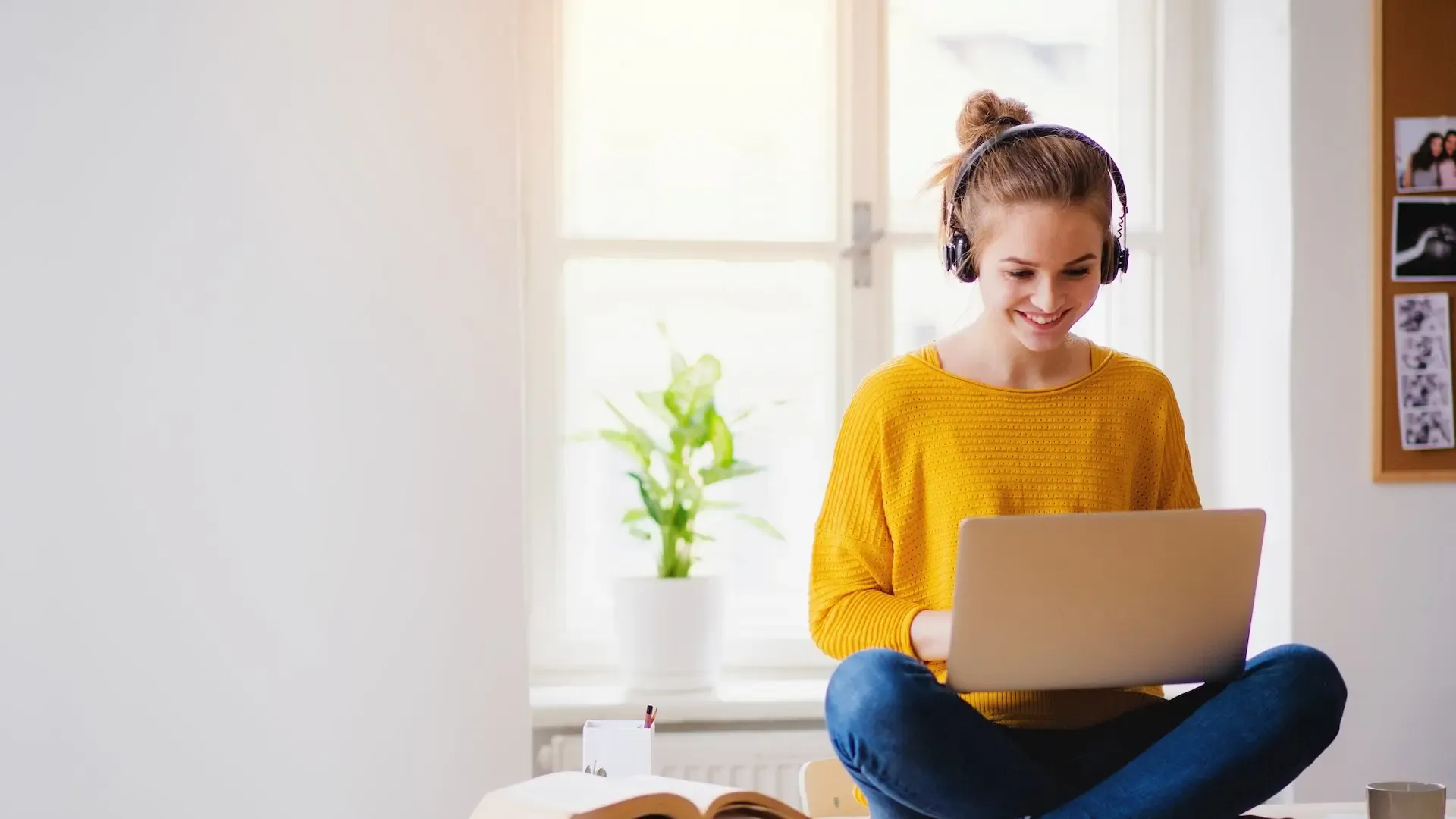 Junge Frau mit Laptop auf dem Schoß
