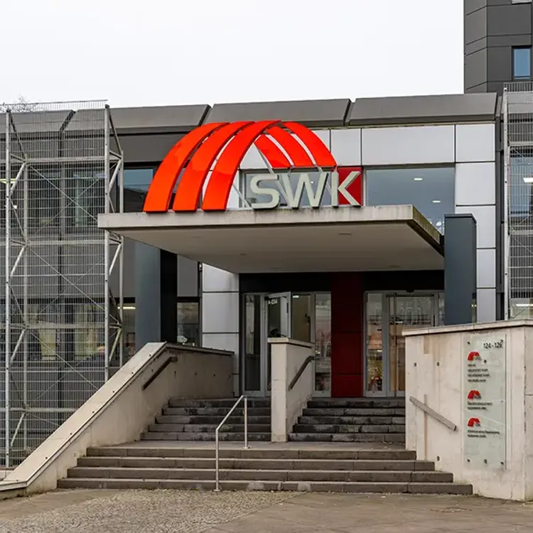 Frontalaufnahme des SWK Haupteingangs