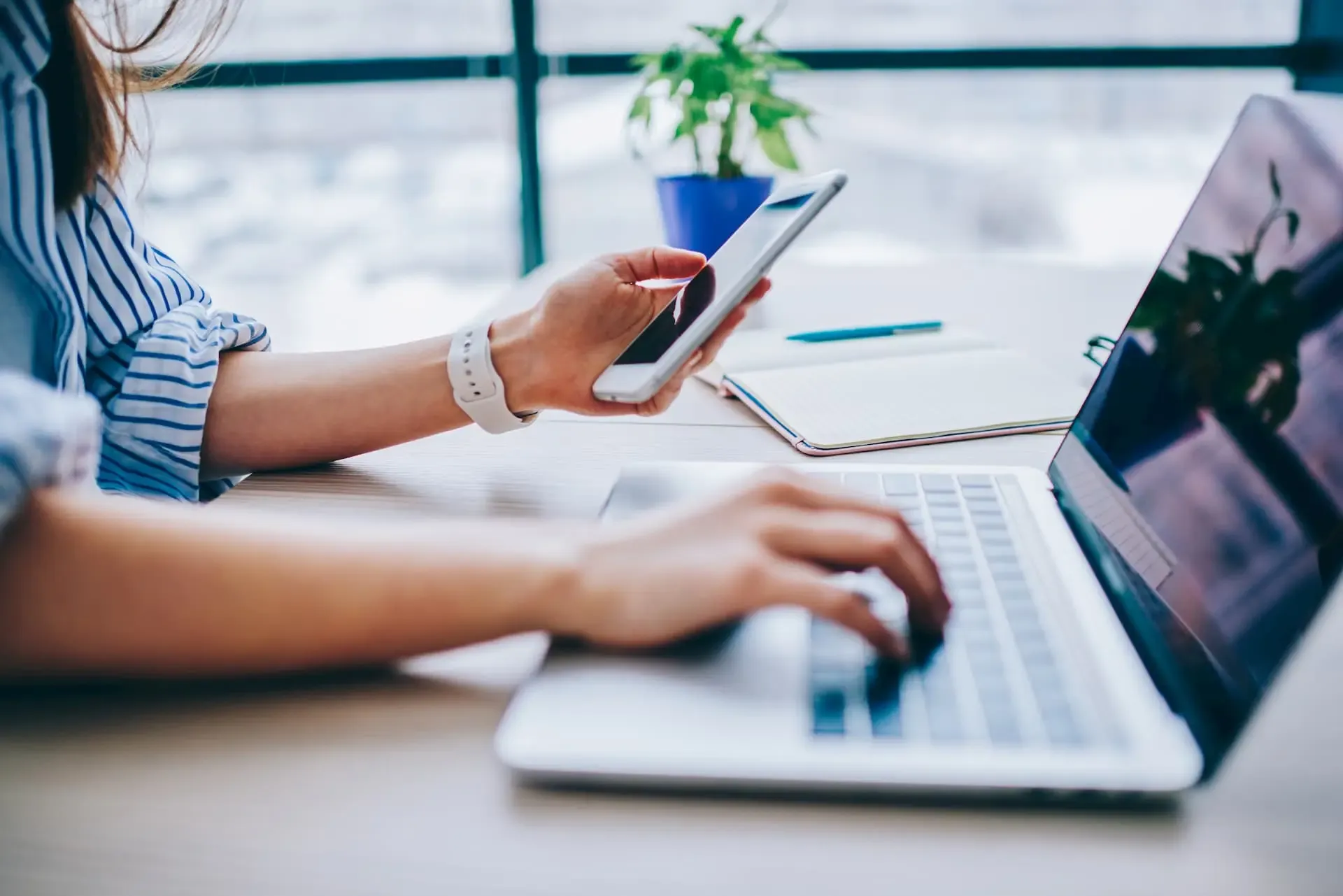 Frau mit App und Laptop