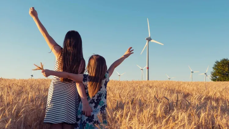 Zwei Personen stehen auf einem Feld