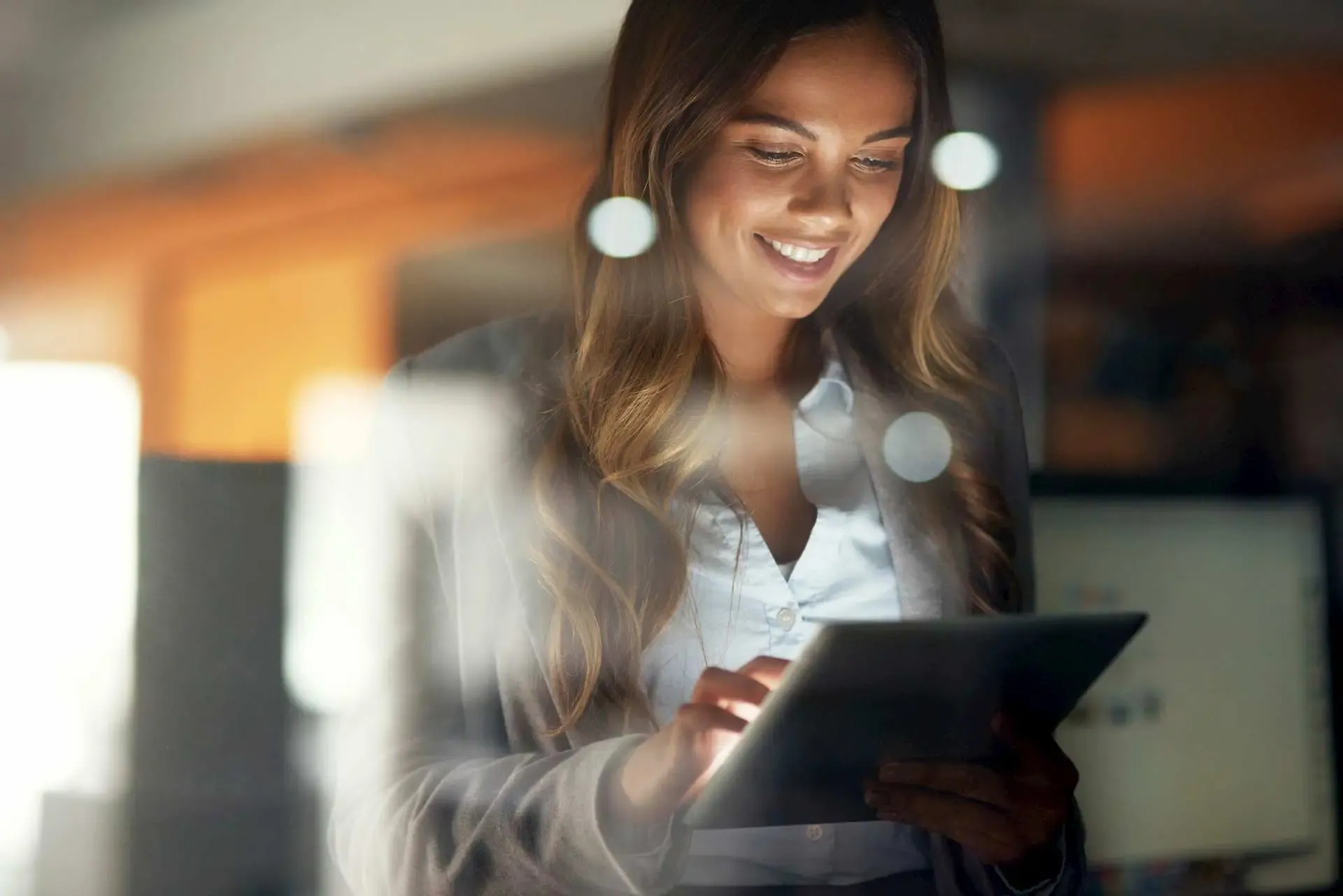Dunkelhaarige Frau mit Tablet in der Hand
