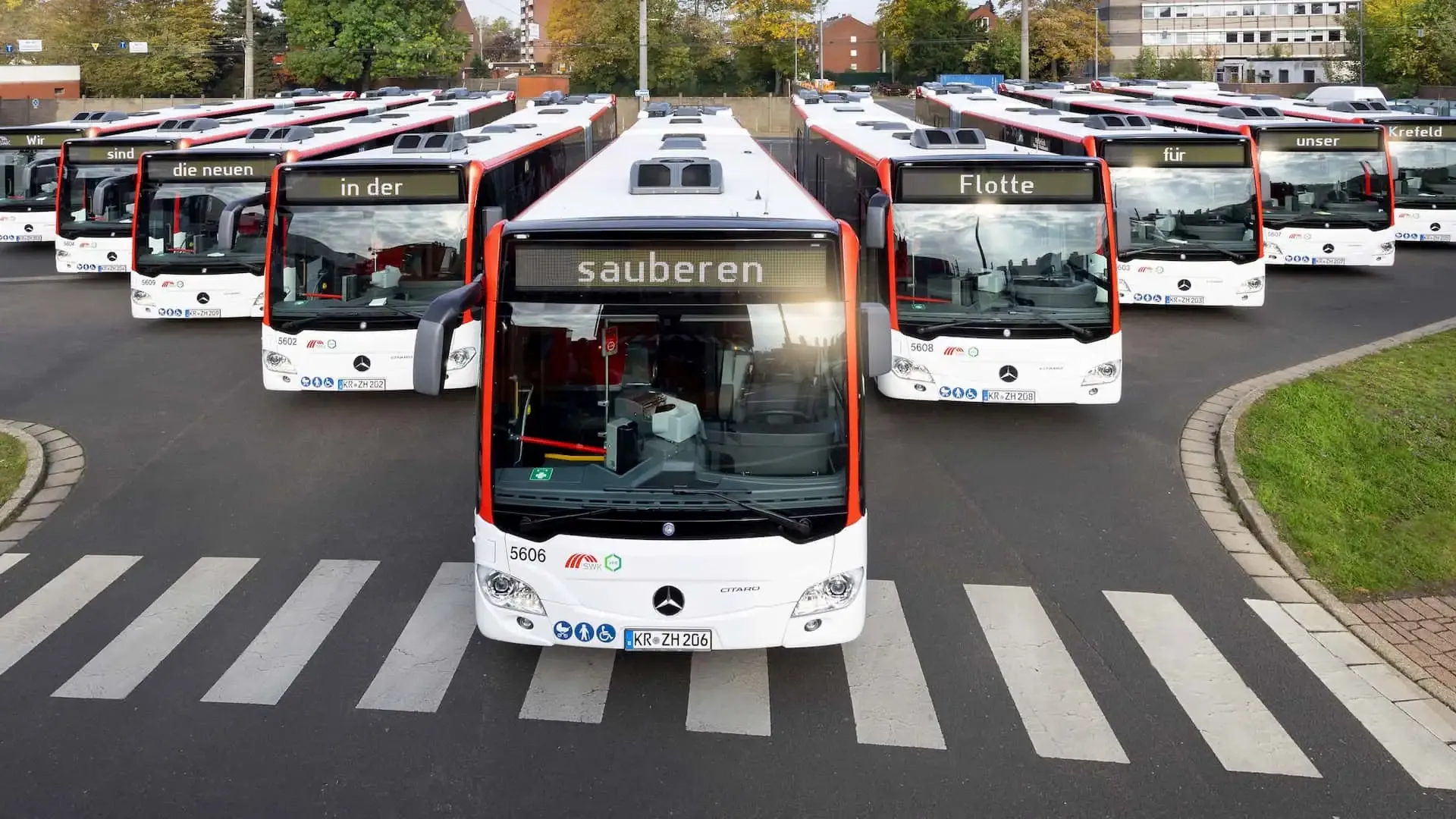 Neue Hybridbusse stehen in einer Reihe auf dem SWK Betriebshof