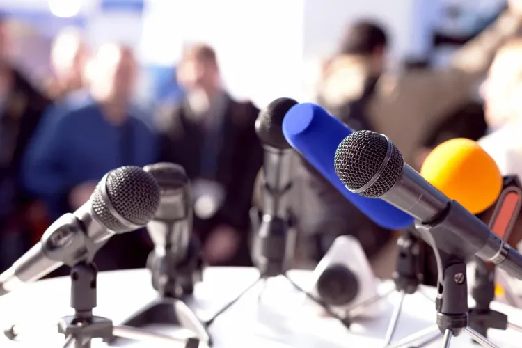Mikrofone bei Pressekonferenz