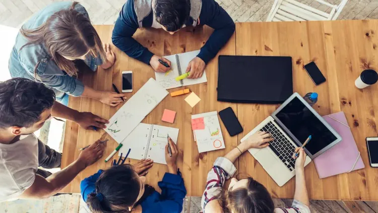 Gruppe von Schülern oder Studenten beim Lernen von oben 