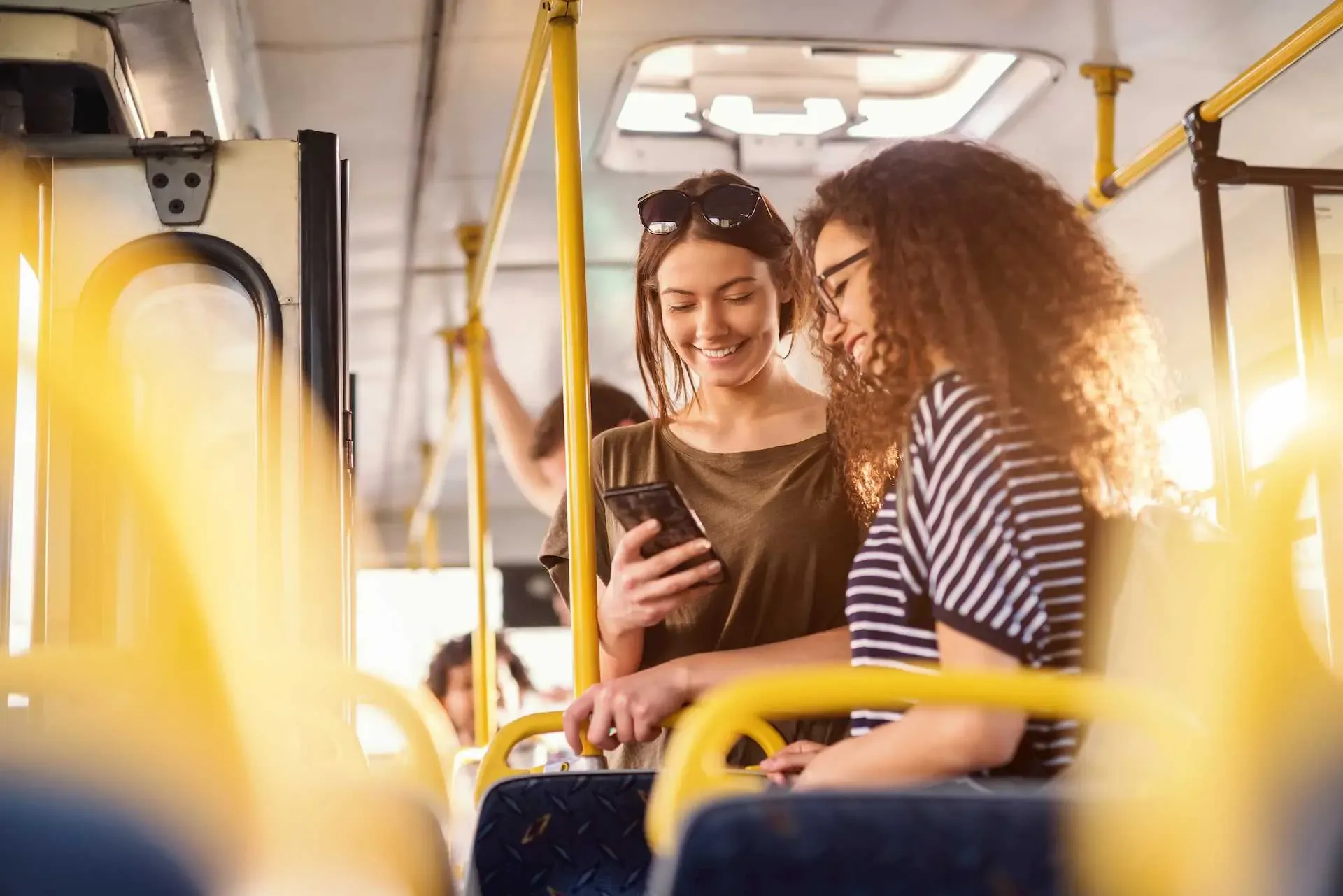 Zwei Frauen unterhalten sich im Bus