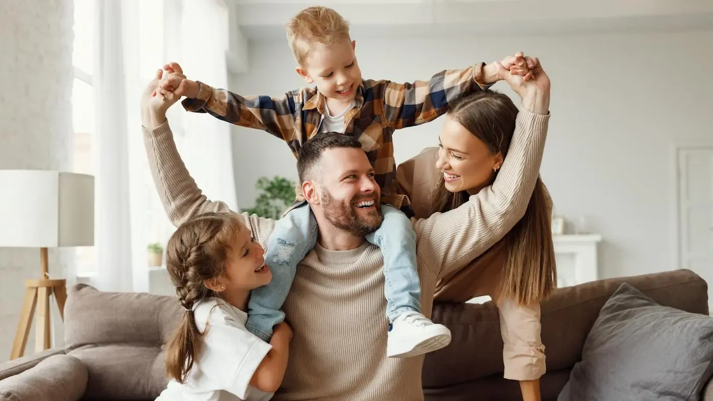 Familie spielt auf dem Sofa