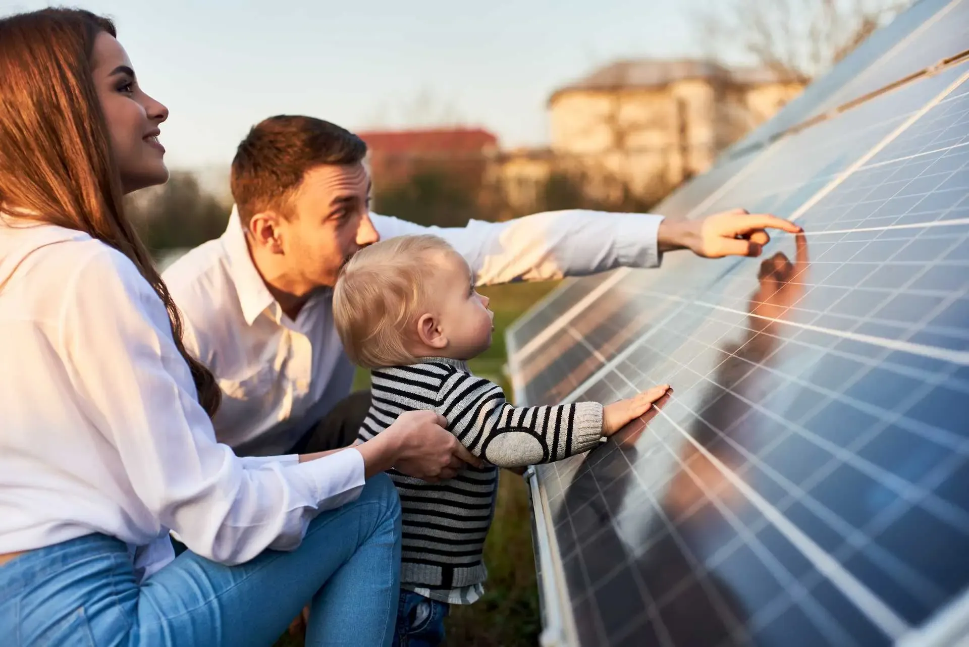 Familie neben einer Solaranlage