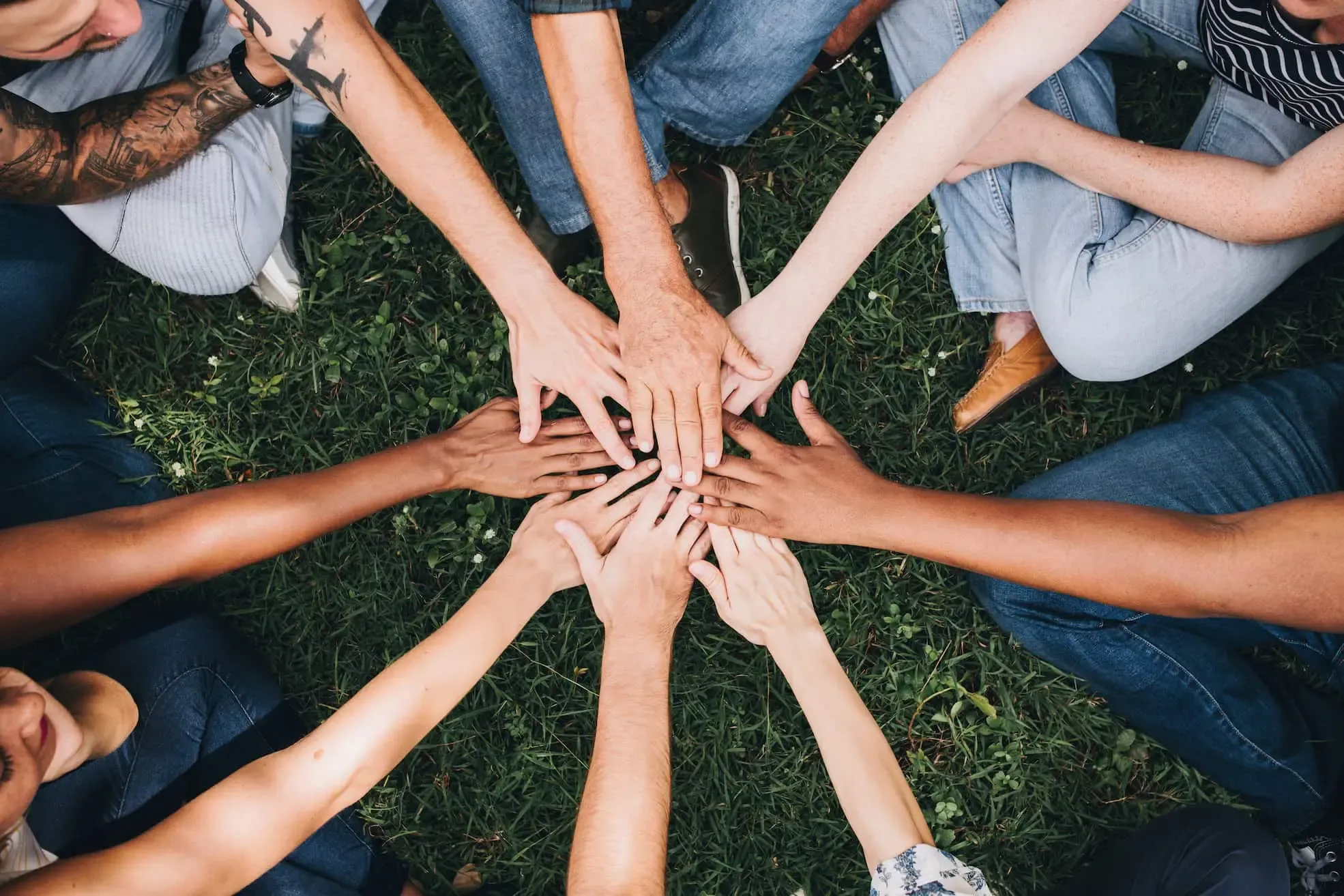 Gruppe von Mitgliedern in der SWK Vereinigung halten die Hände übereinander