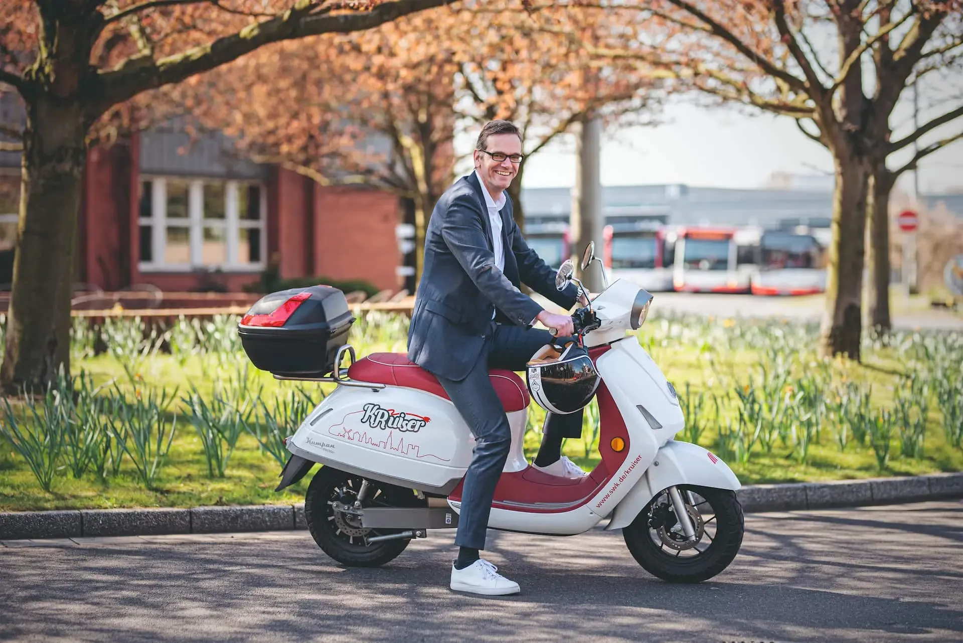 Geschäftsführer Guido Stiling auf einem Kruiser der SWK Mobil
