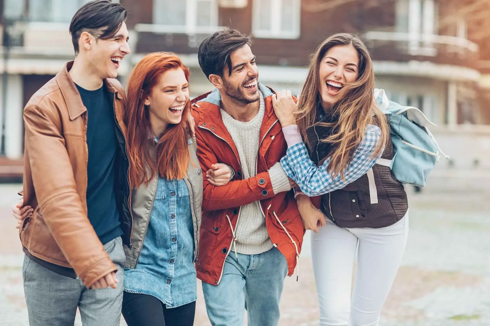 Vier Freunde lachen zusammen