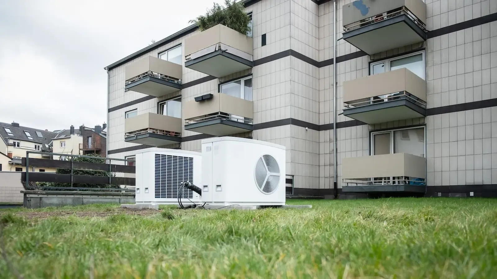 Wärmepumpe vor Mehrfamilienhaus