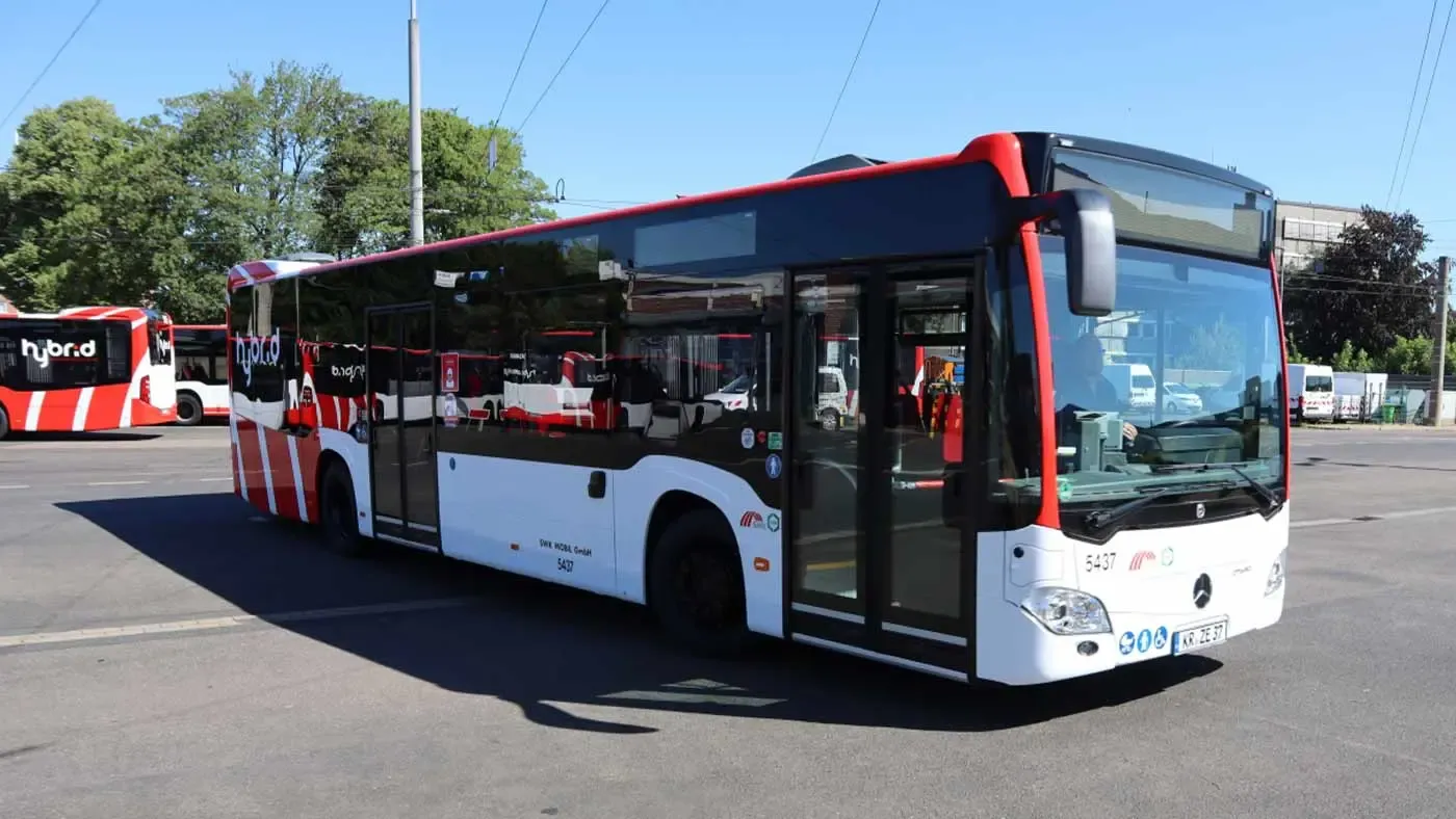 Bus der SWK Mobil seitlich zu sehen