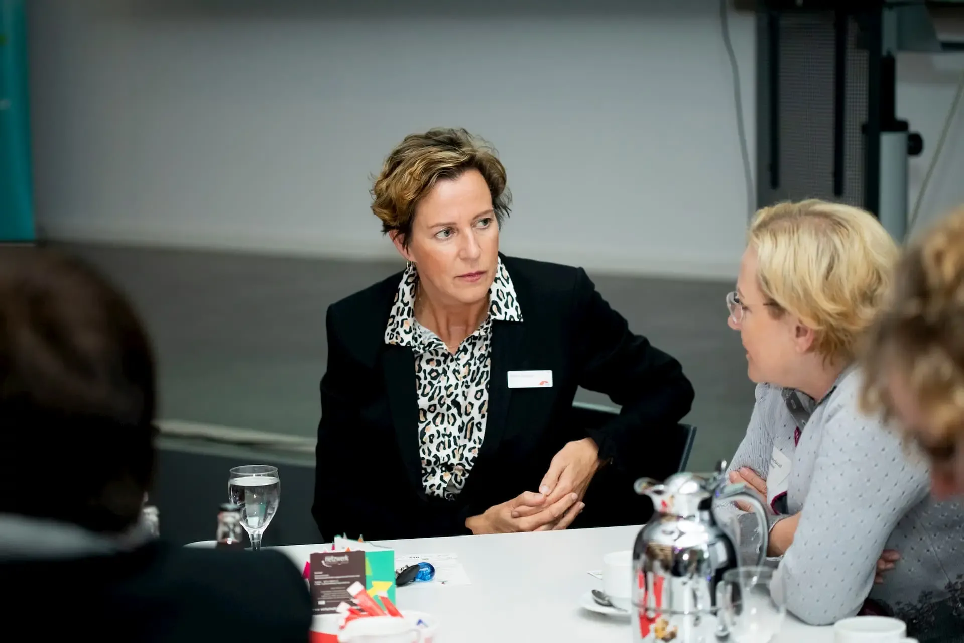 Kerstin Abraham im Gespräch mit Mitarbeitenden im SWK Konzern