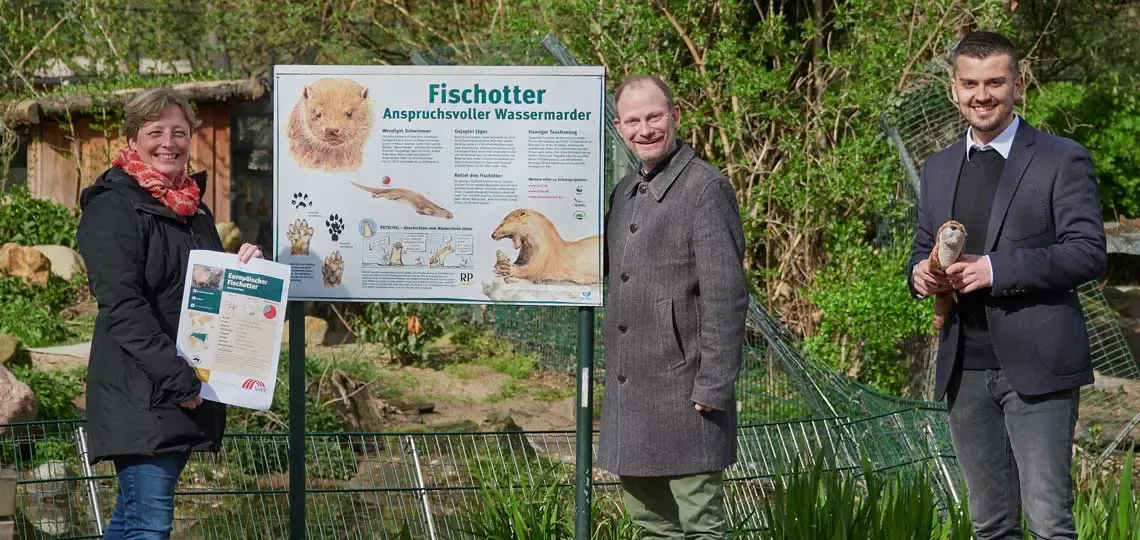 Sponsorenbild vor der Fischotter Anlage im Krefelder Zoo