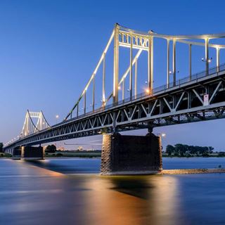 Blick auf die Rheinbrücke zwischen Krefeld und Duisburg