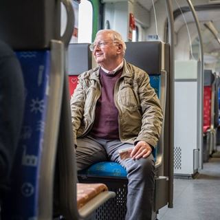 Rentner sitzt mit BärenTicket in der Bahn